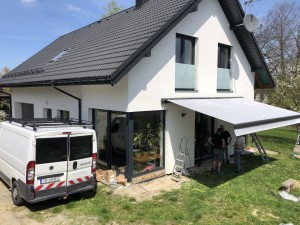 Zatrudnię studenta do montażu rolet, bram i markiz jako pomocnika. 30 zł/godz. netto.