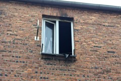 KPP-Oswiecim.-Okno-mieszkania-w-ktorym-wybuchl-pozar