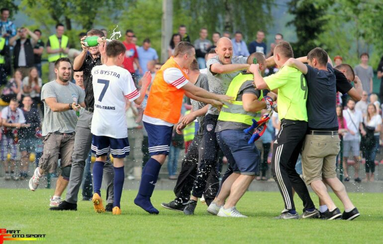 Maciej Tokarczyk świętujący awans do A Klasy z KS Bystra