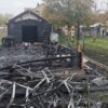 Ogień zniszczył budynek. Jedna osoba trafiła do szpitala