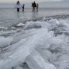 Lodowe torosy jak z arktycznej krainy. Rzadkie zjawisko nad Jeziorem Żywieckim
