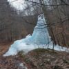 Tajemnicza lodowa bryła w lesie pod Kozubnikiem. Wciąż płynie tam woda