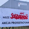 Spór płacowy w kolejnym zakładzie. Wywieszono flagi