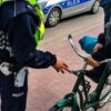 Pada śnieg, a policja zatrzymuje nietrzeźwych rowerzystów. Wysokie mandaty