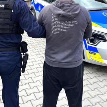 policjant zatrzymany radiowóz