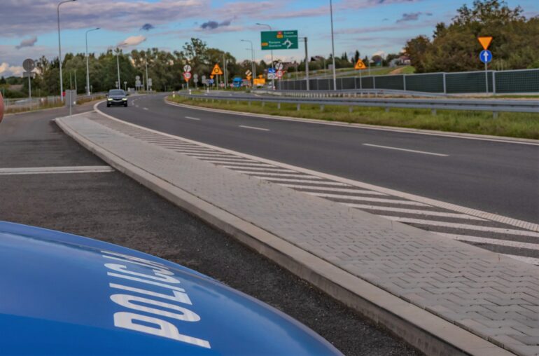 radiowóz policja droga S1