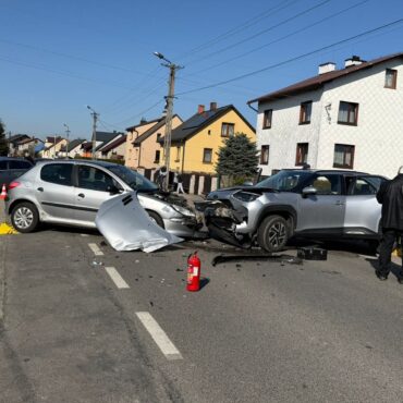 wypadek zderzenie dwóch samochodów