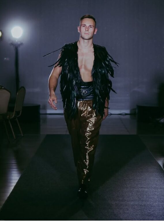 Patryk Kierlin na pokazie mody