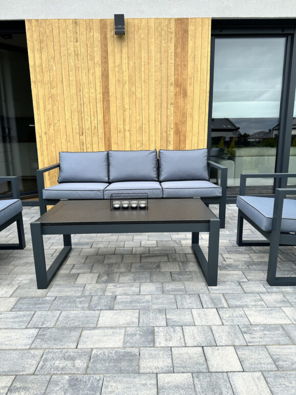 zestaw ogrodowy na tarasie przed domem