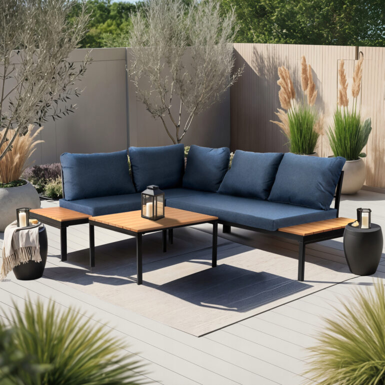 zestaw ogrodowy na tarasie przed domem