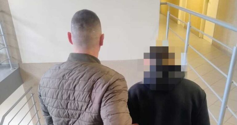 Pijany mężczyzna został zatrzymany i doprowadzony do jednostki policji