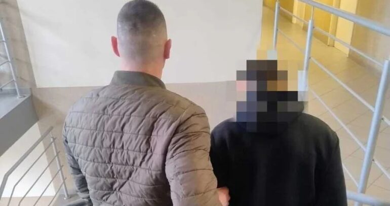 mężczyzna ujęty przez policjanta