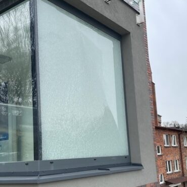 uszkodzona szyba parking