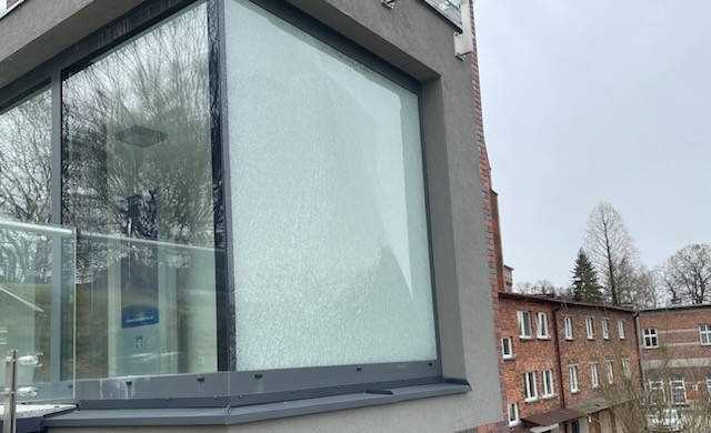 uszkodzona szyba parking