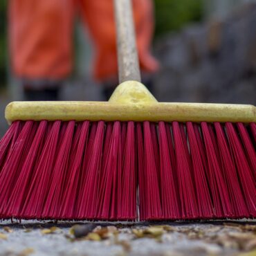 miotła zamiatanie ulica