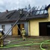 Budynek stanął w ogniu. Strażacy uratowali sąsiednie domy