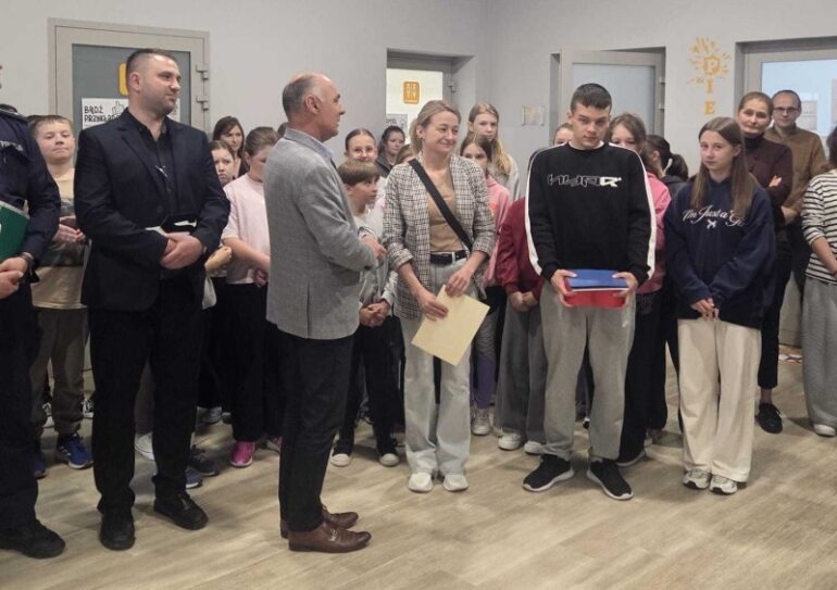 szkołą uczniowie uroczystość