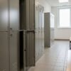 Przepisy BHP a szafki pracownicze dwudzielne – o czym trzeba pamiętać?