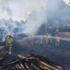 Spory pożar składowiska tarcicy w Skoczowie. Straty sięgają 400 tysięcy złotych