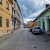 Miejsca parkingowe zniknęły, mieszkańcy protestują. Radni chcą remontu ulicy i zmian organizacji ruchu