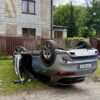 Z otwartych drzwi posypały się… puszki po piwie