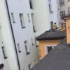 Spadł z wysokości na dach budynku