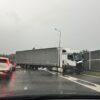 Ciężarówka przebiła bariery na ekspresówce. Droga była całkowicie zablokowana
