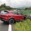 Dodge uderzył w bariery na S-1. Kierowcy, noga z gazu!