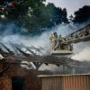 Ogień pojawił się na dachu. Sąsiedzi uratowali 83-letnią kobietę