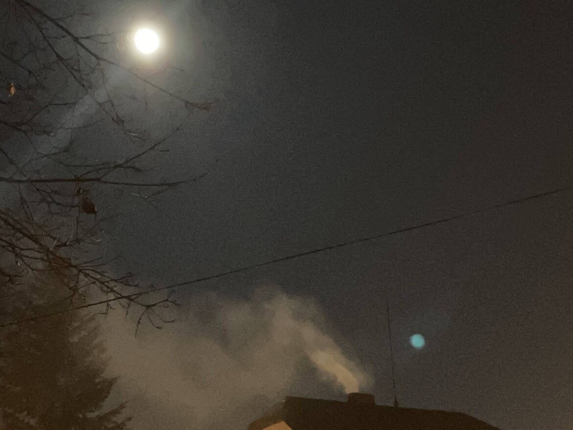 niska emisja komin dym