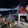 Nocny pożar domu w Zabrzegu. Ogień objął dach i przybudówkę