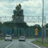 Wystarczyło odsłonić znaki. Na wiślance kierowcy nagle zdjęli nogę z gazu