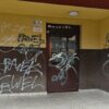 Wulgarne napisy i groźby na budynkach. Policja szuka wandali