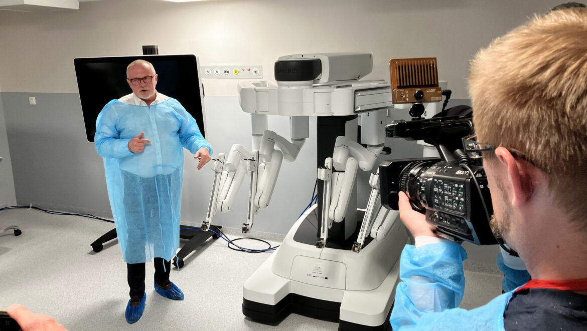 Krzysztof Pliszek prezentuje robota da Vinci