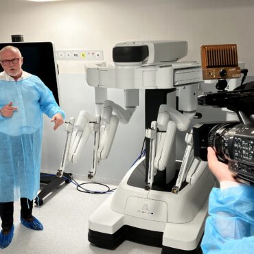 Krzysztof Pliszek prezentuje robota da Vinci