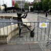 Żaba z pl. Wojska Polskiego „złapała” kolejną kontuzję. Tym razem ucierpiała lewa noga
