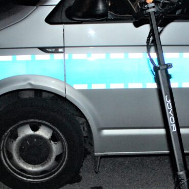 KPP Oświęcim. Hulajnoga przed radiowozem