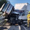 Range Rover zderzył się z dostawczym mercedesem. Kierowcę osobówki uwalniali strażacy