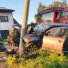 Kierowca uderzył w słup energetyczny. Do szpitala trafił razem z dwójką dzieci