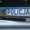 Zawisł autem na krawężniku. Był pijany, pod wpływem narkotyków i poszukiwany