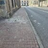 Fragmenty elewacji spadają na ulicę. Mieszkanka alarmuje