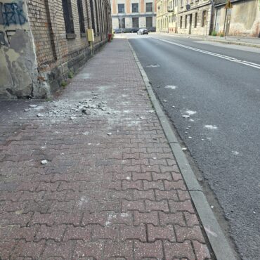 tynk na chodniku Grażyńskiego Bielsko-Biała