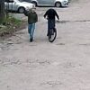 Rozbita szyba i ponad 2000 zł strat. Policja publikuje wizerunki dwóch mężczyzn