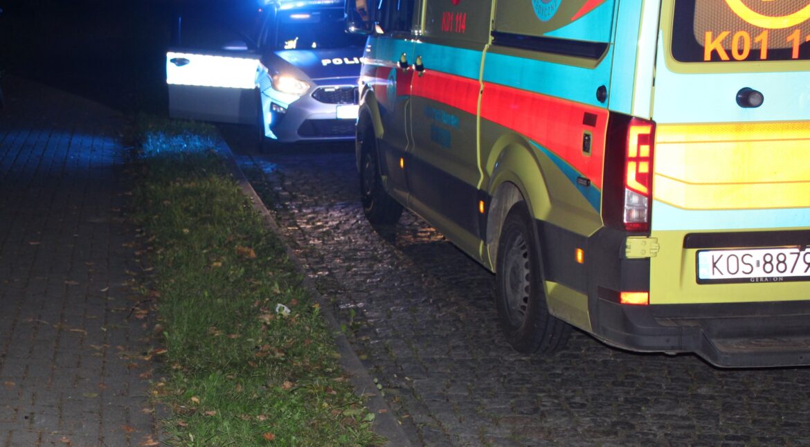 KPP Oświęcim radiowóz i karetka noc