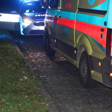 KPP Oświęcim radiowóz i karetka noc