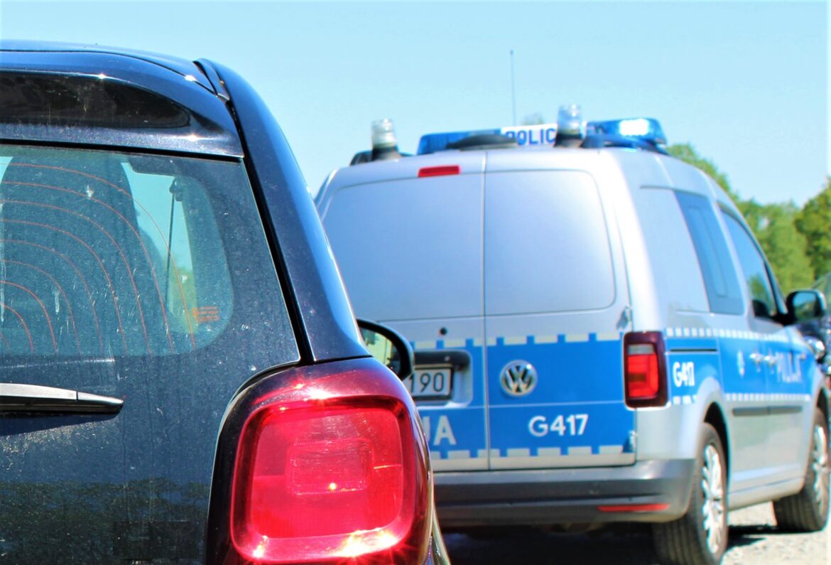 KPP Oświęcim. Kontrola drogowa samochód i radiowóz
