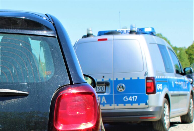 KPP Oświęcim. Kontrola drogowa samochód i radiowóz