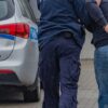 Leżał pijany na ławce. Interwencja w parku zakończyła się atakiem na policjanta