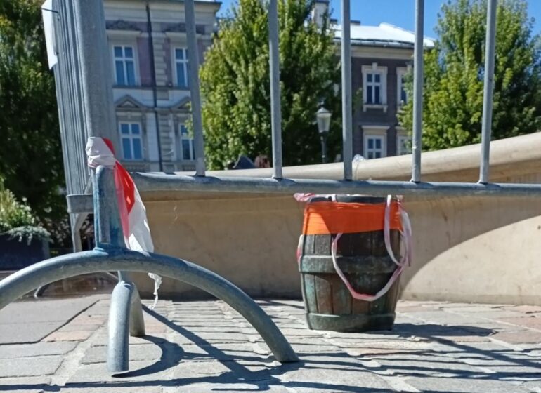 plac Wojska Polskiego Bielsko-Biała żaba z fletem beczka