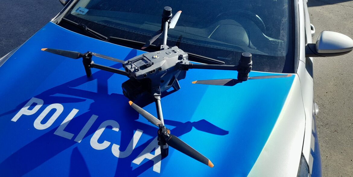 KPP Oświęcim. Policyjny dron na masce radiowozu